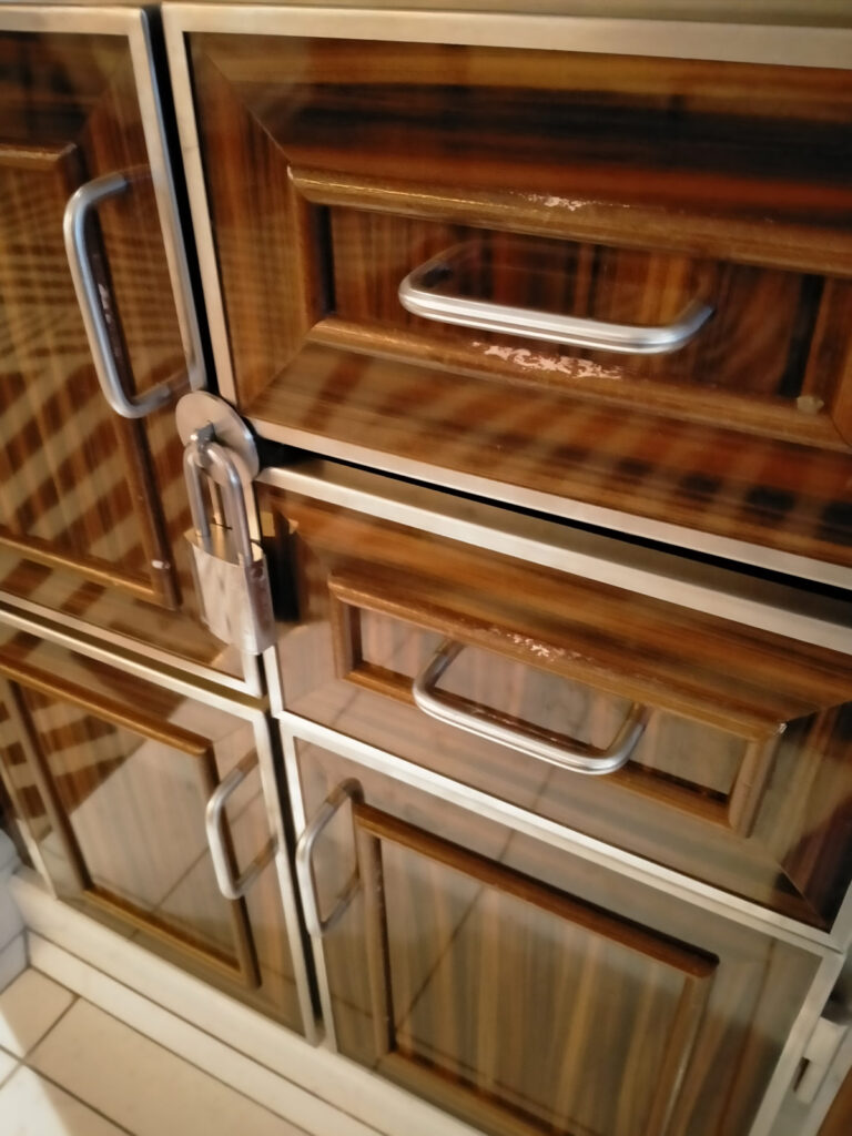 Drewniane elementy wyspy w restauracji do renowacji