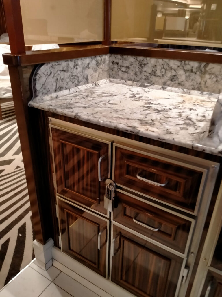 Drewniane elementy wyspy w restauracji do renowacji