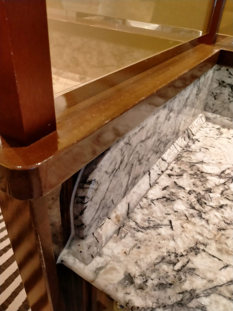 Drewniane elementy wyspy w restauracji do renowacji