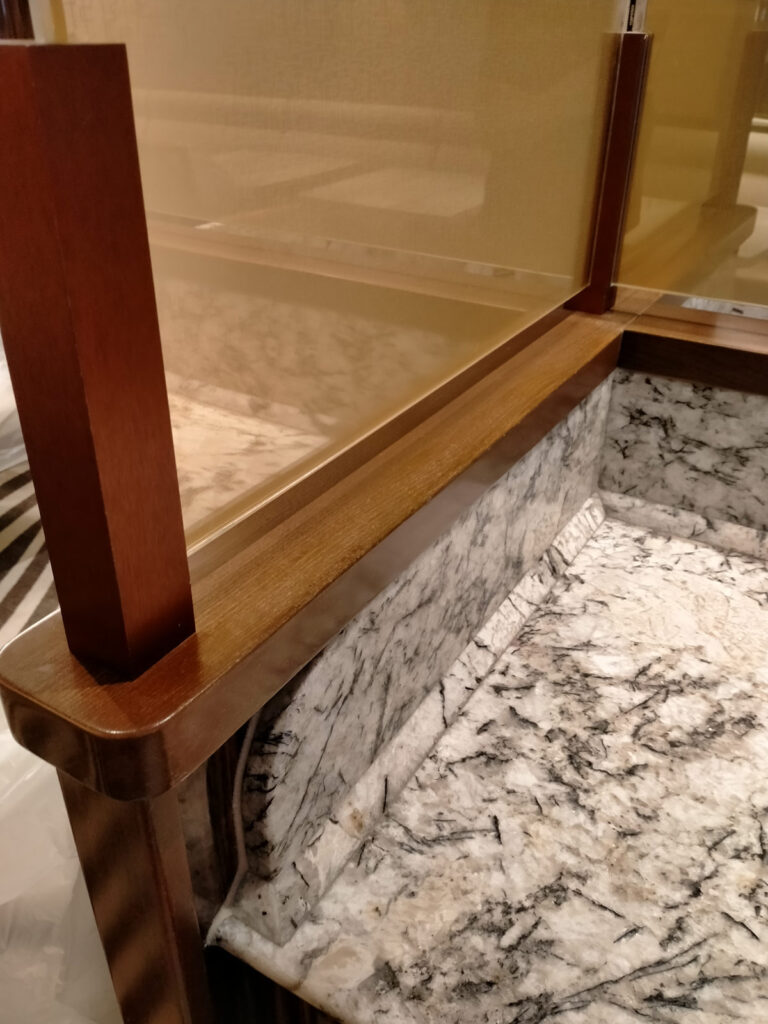 Drewniane elementy wyspy w restauracji do renowacji