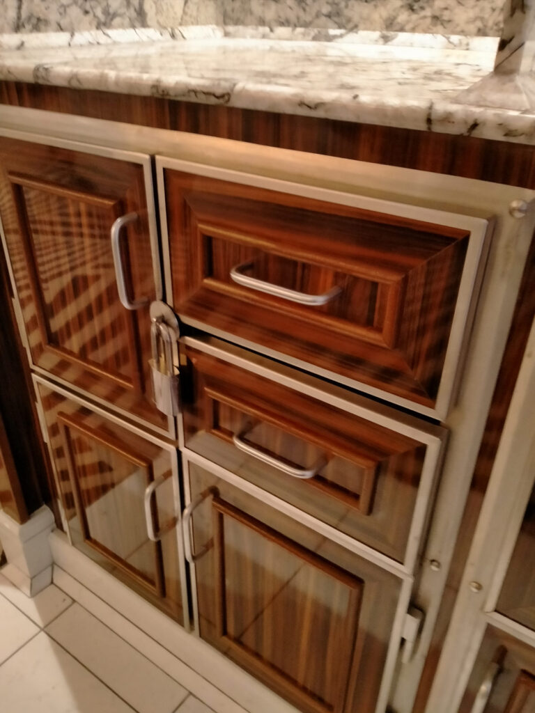 Drewniane elementy wyspy w restauracji do renowacji