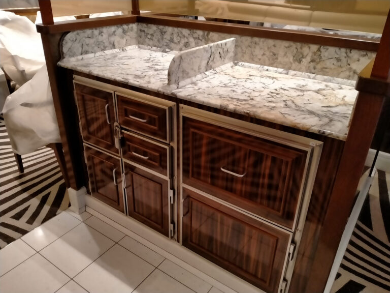 Drewniane elementy wyspy w restauracji do renowacji