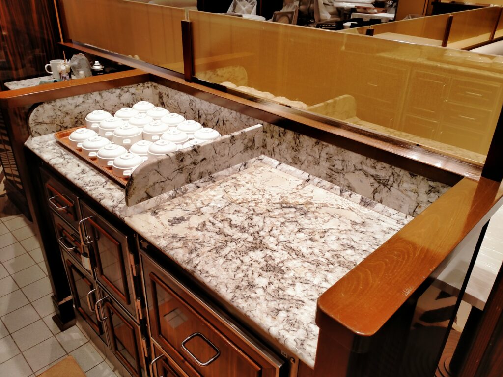 wyspa renowacja, polerowanie kamienia, lakierowanie drewna, renowacja, renowacja mebla, retusz uszkodzenia