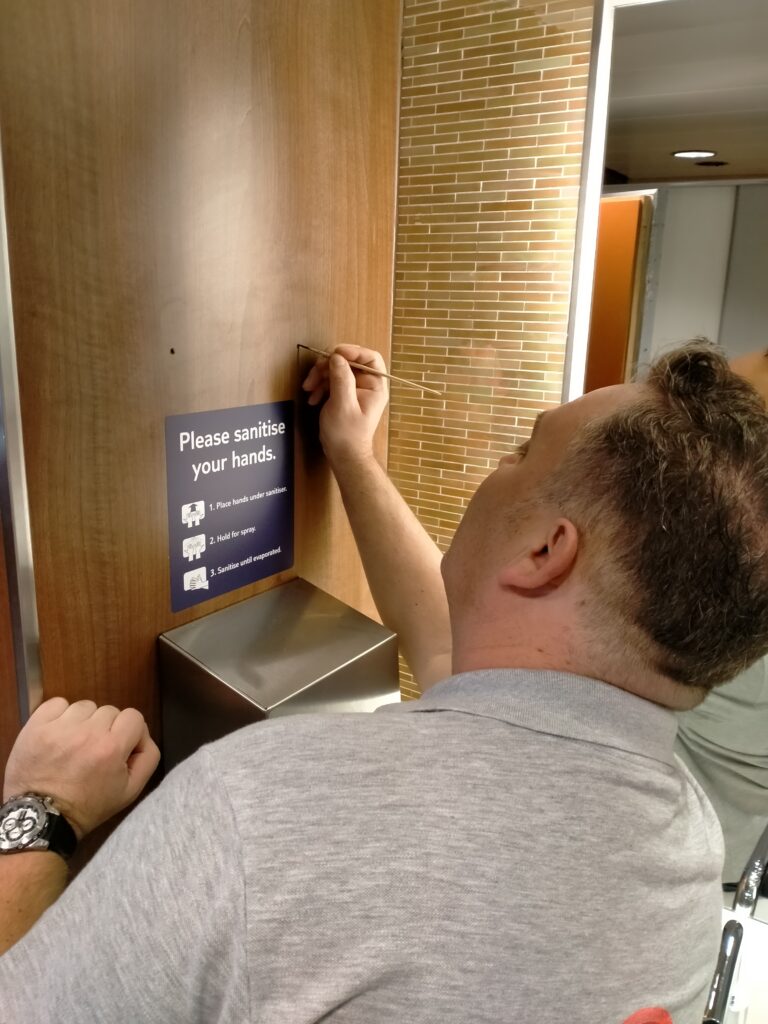 Technik naprawia element