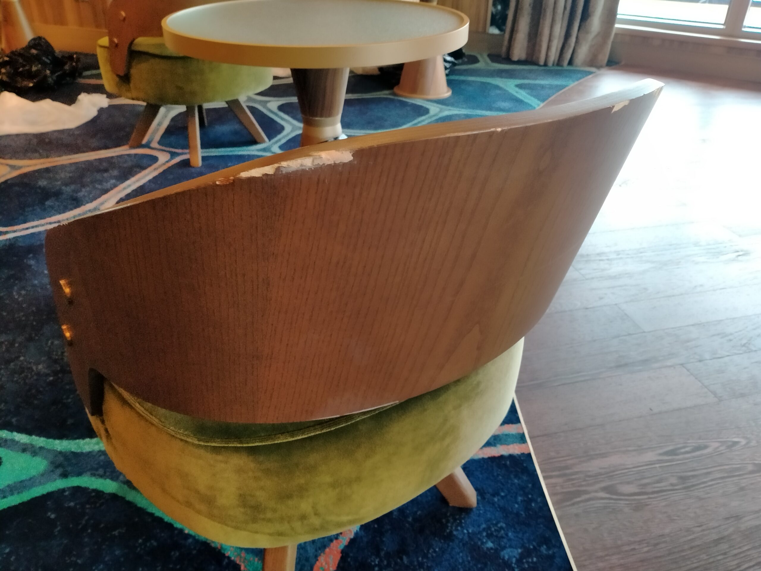 Krzesła barowe z uszkodzeniami w części oparcia i podłokietników