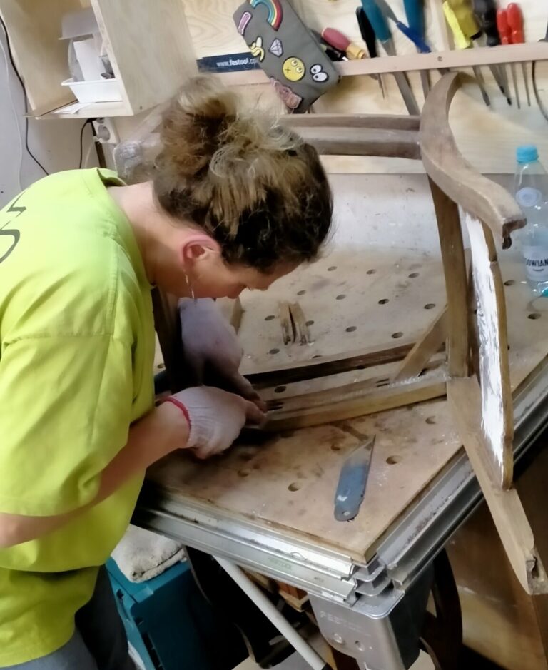 Technik odnawia krzesło