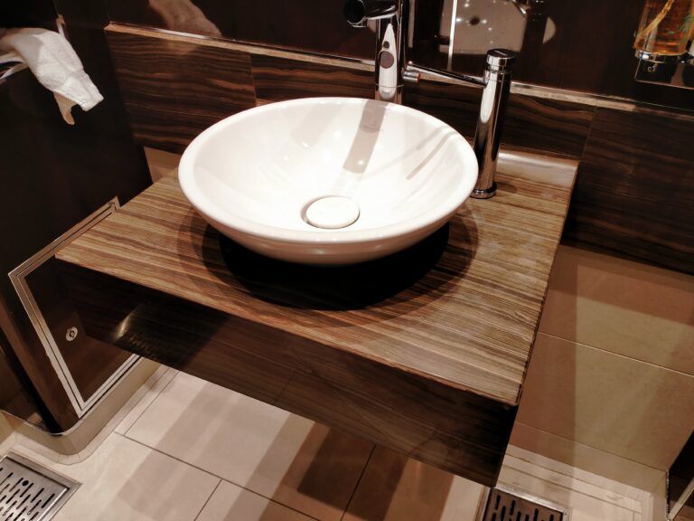 Blat marmurowy w łazience męskiej z licznymi plamami po osadzie z wody i mydła