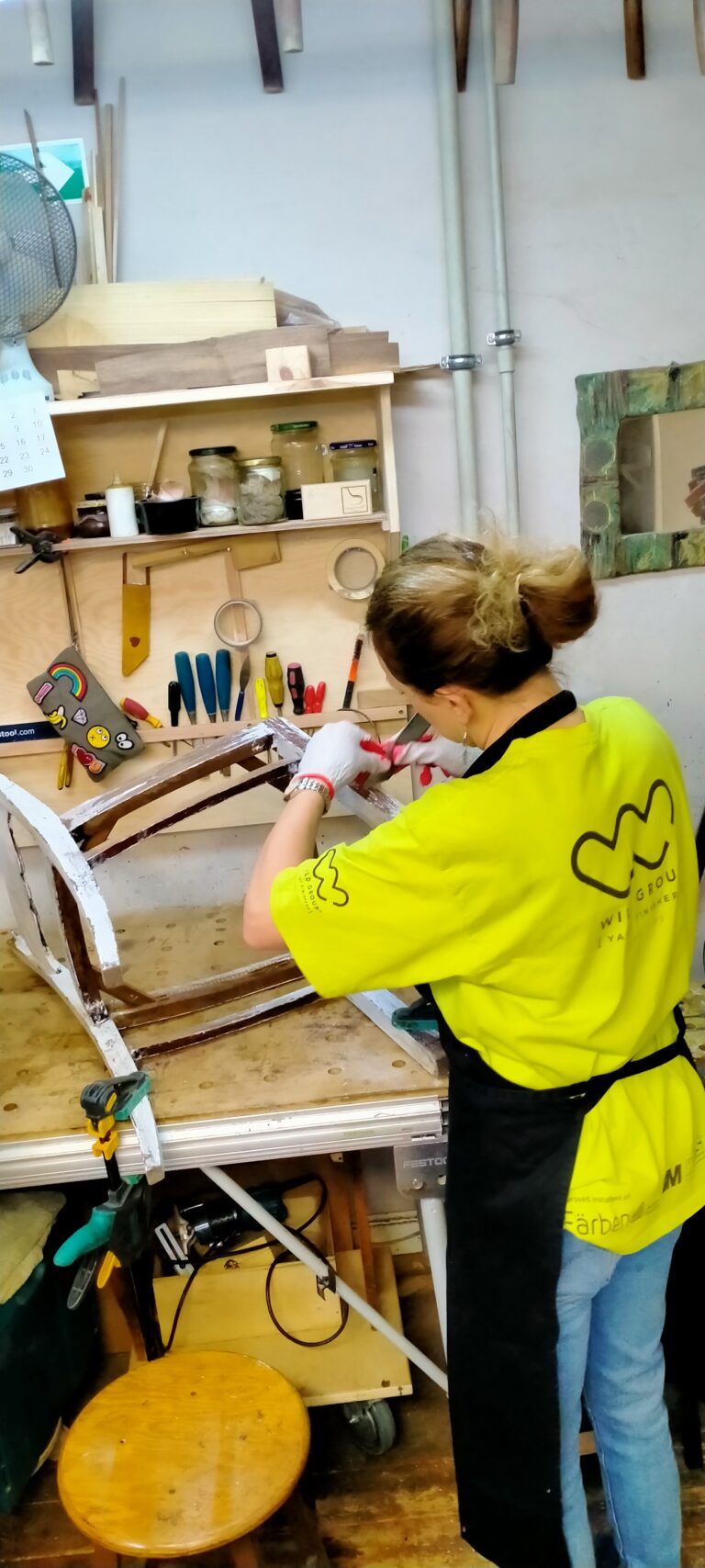 Technik wykonuje renowacje krzesła