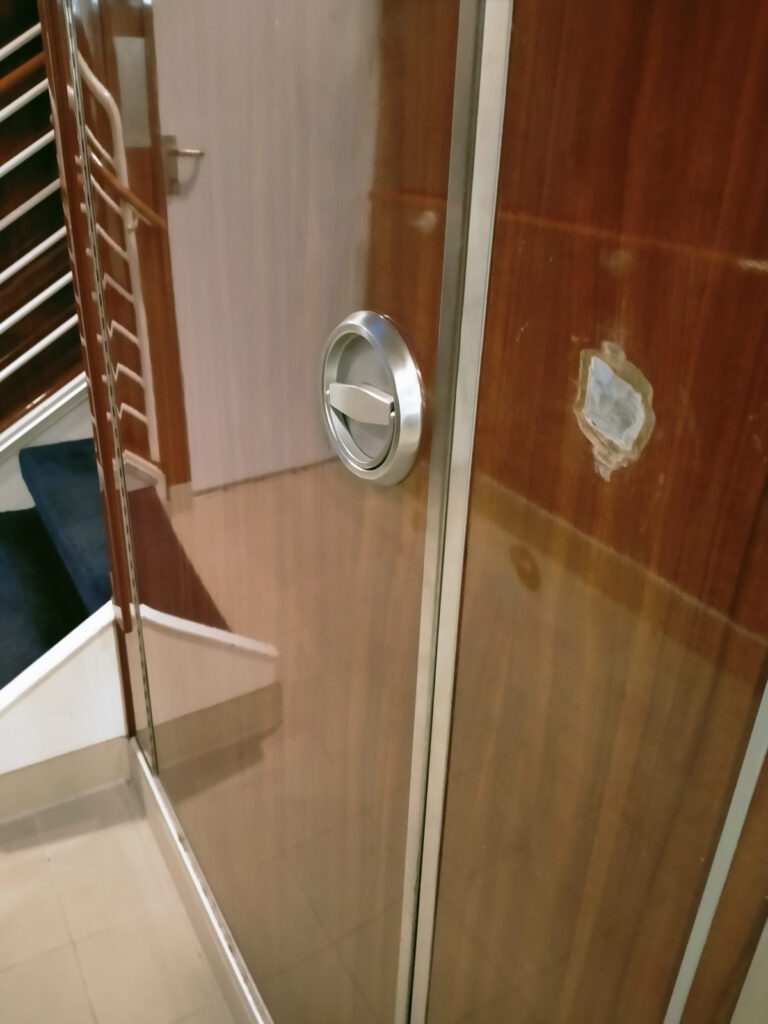 dziura w laminacie ściennym - wysoki połysk