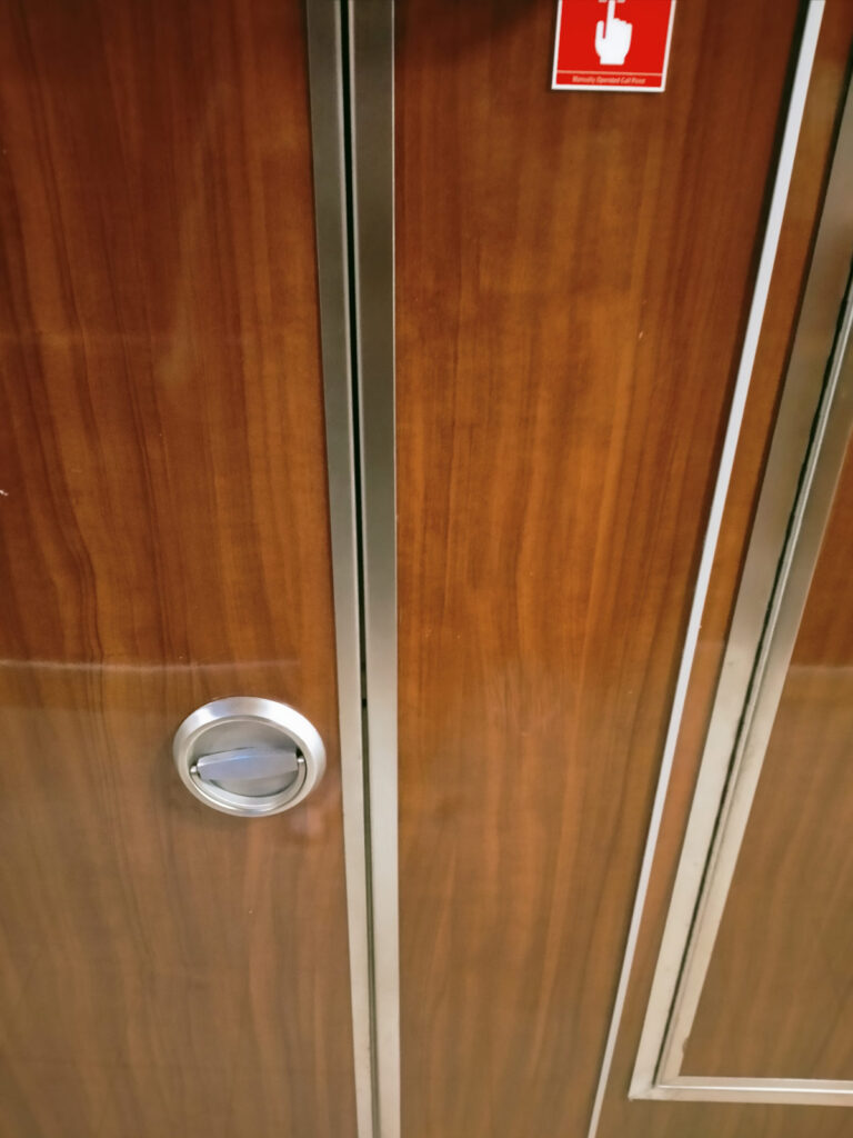 Naprawa dziury w laminacie, kolorowanie i zabezpieczenie lakierem wysoki połysk