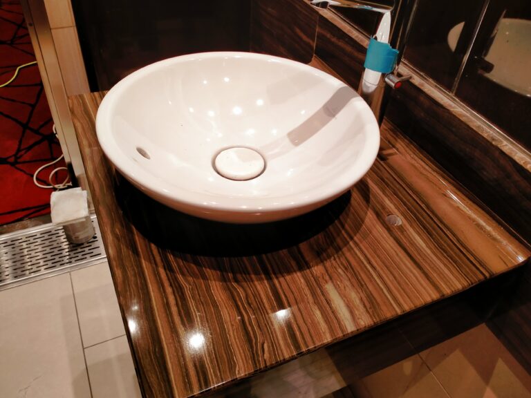 Marmurowy blat po polerowaniu z naniesionym płynem zabezpieczającym