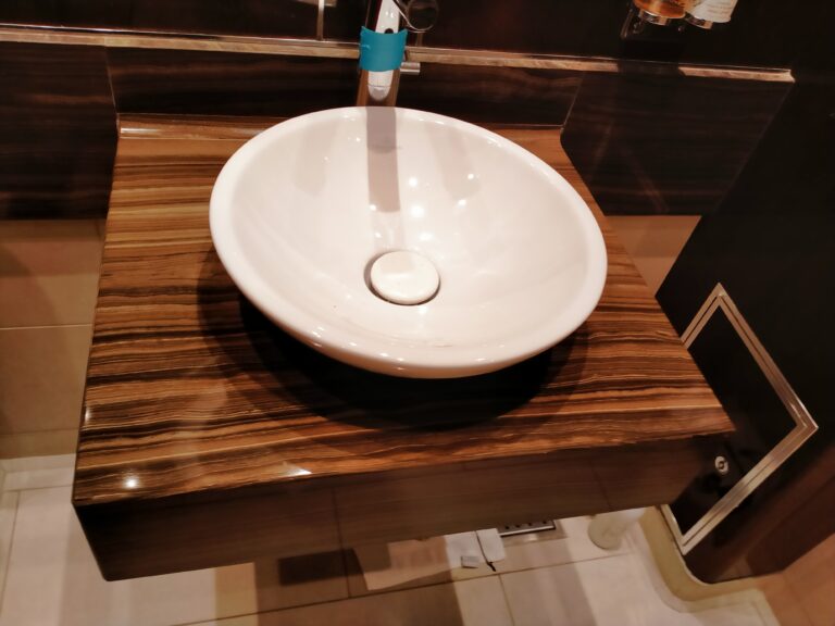 Marmurowy blat po polerowaniu z naniesionym płynem zabezpieczającym