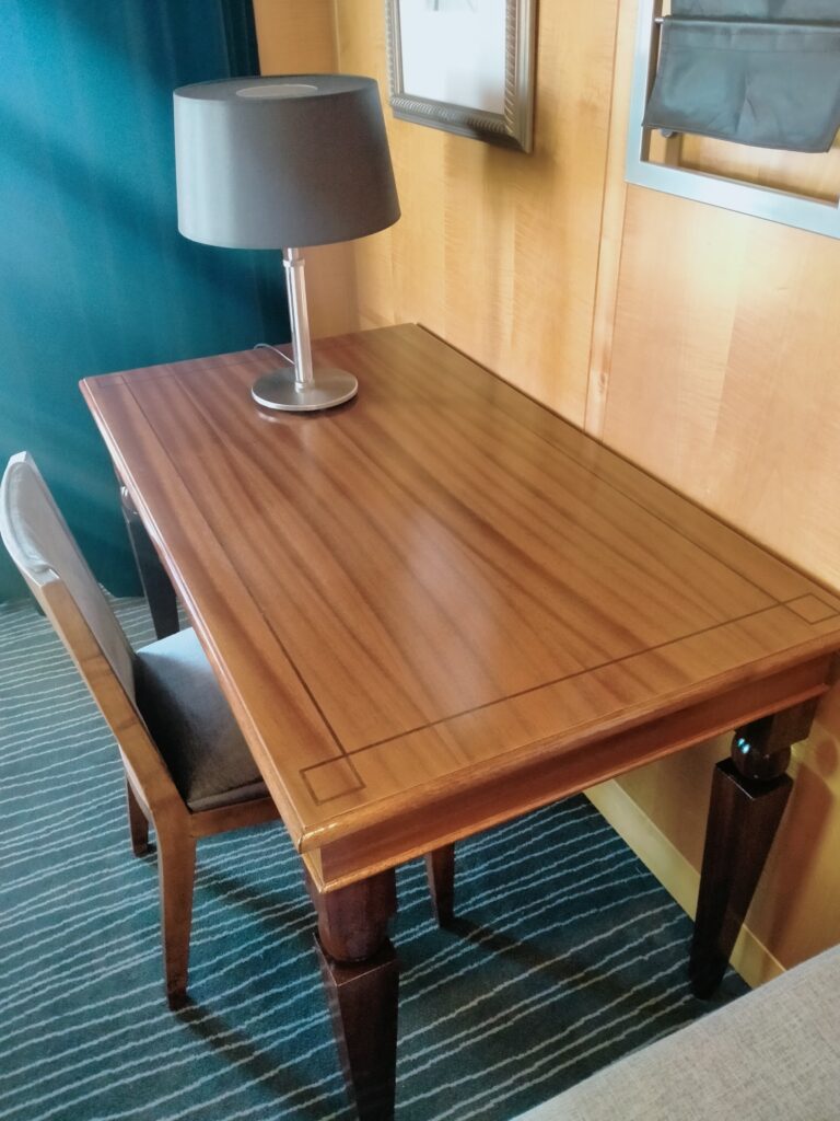 Stolik drewniany regeneracja lakieru