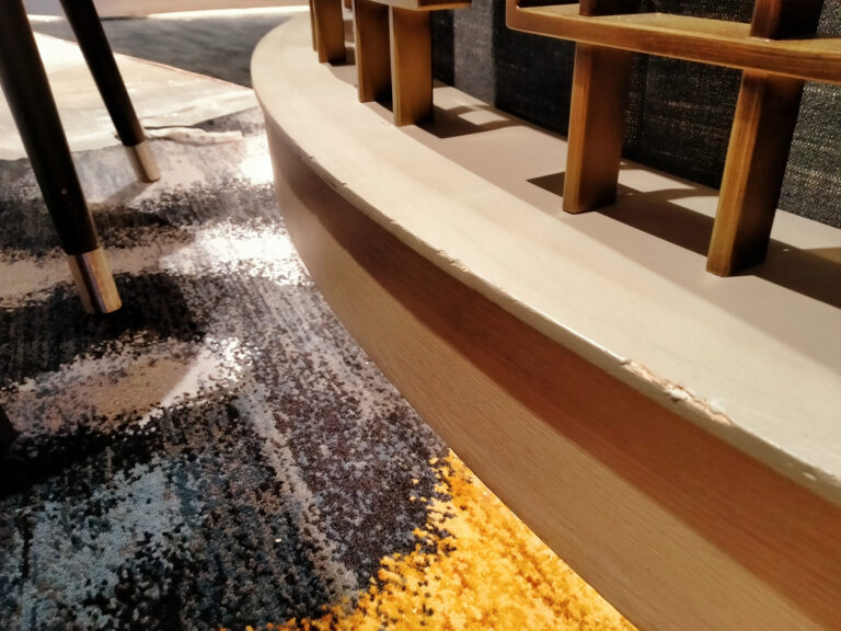 widoczne ubytki i zniszczenia w drewnianym elemencie balustrady