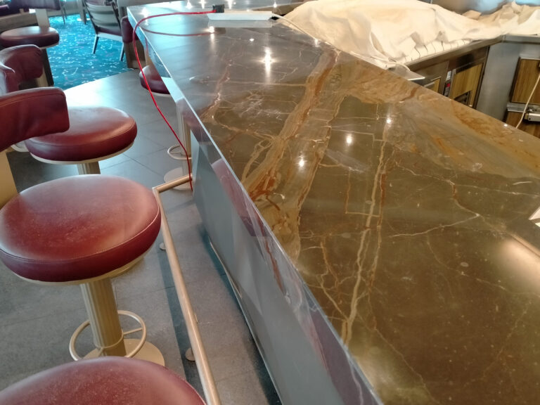 blat kamienny Marmur z licznymi przebarwieniami i zarysowaniami