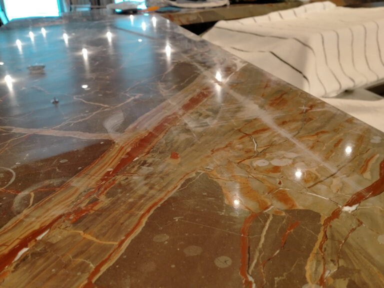 osad występujący na marmurze