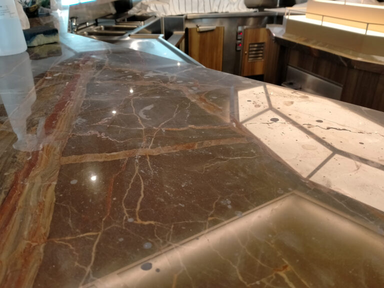 osad występujący na marmurze