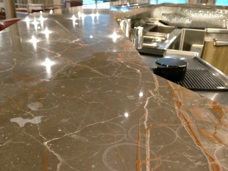 blat kamienny Marmur z licznymi przebarwieniami i zarysowaniami